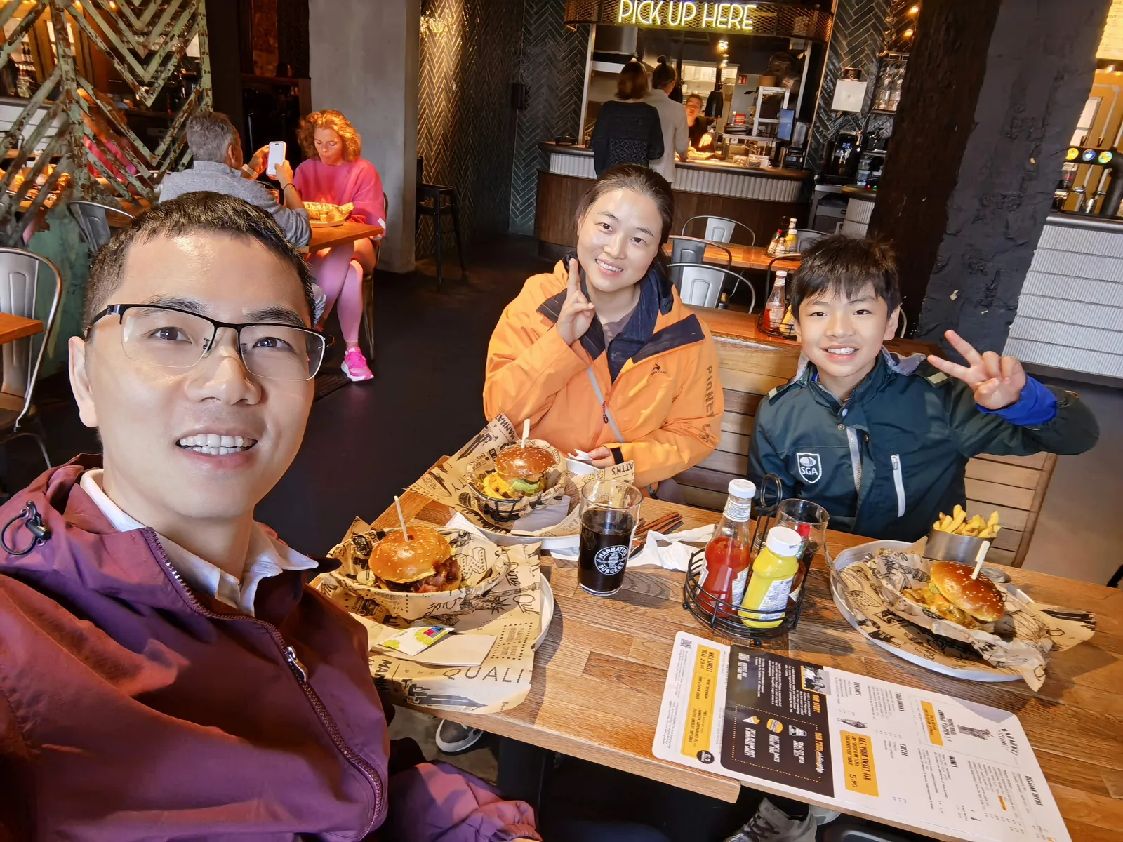 🖼 午餐时间 | Manhattn's Burgers 餐桌、汉堡和薯条 | 家庭旅行的轻松开场