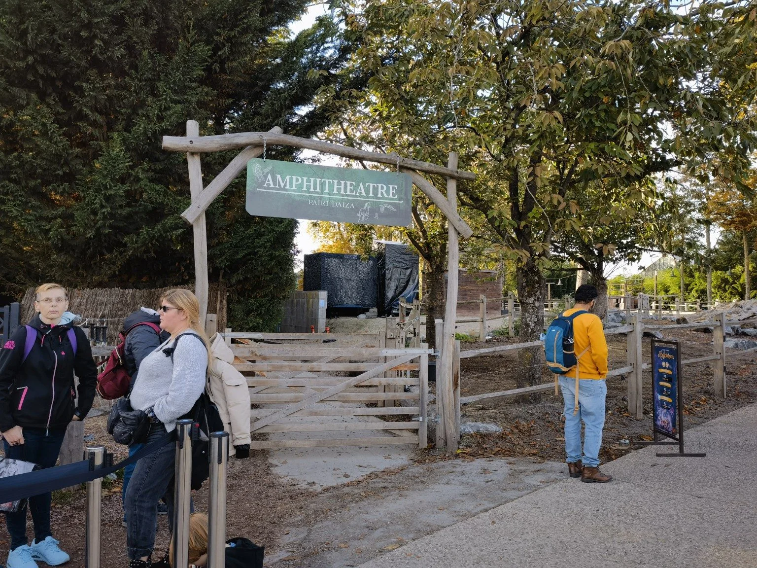 游客走上台阶进入 Amphithéâtre 露天剧场