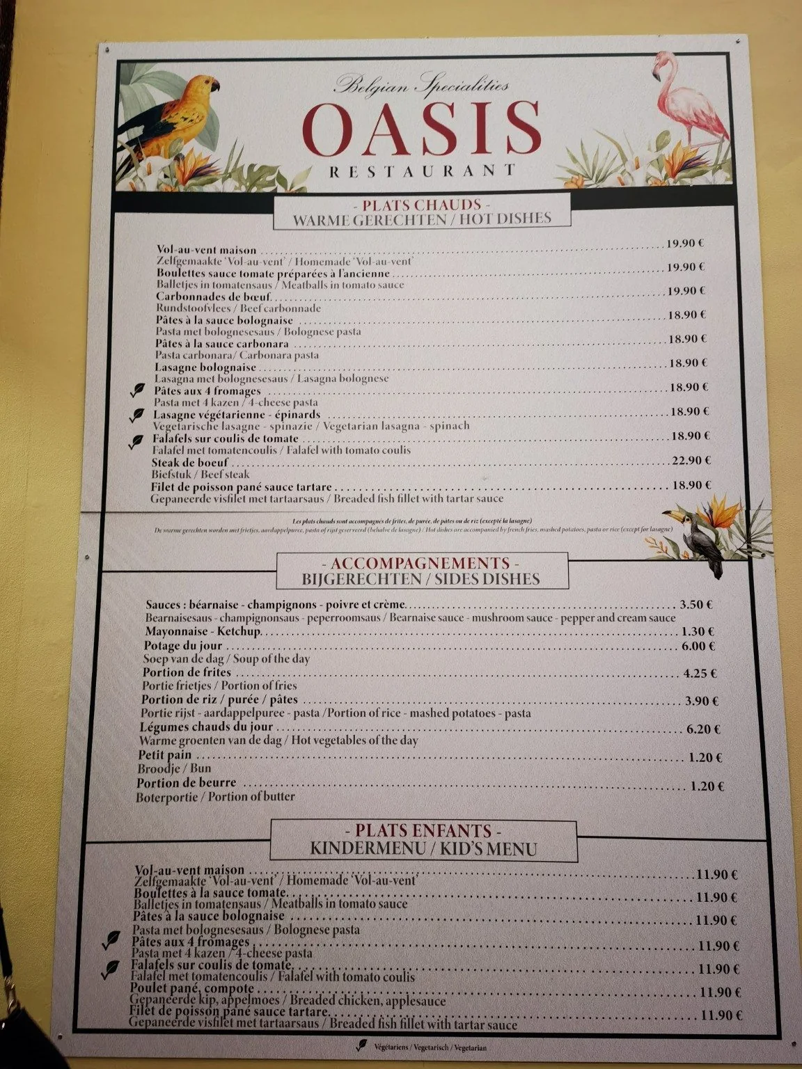 Oasis Restaurant 门口列有热食与儿童餐的菜单牌